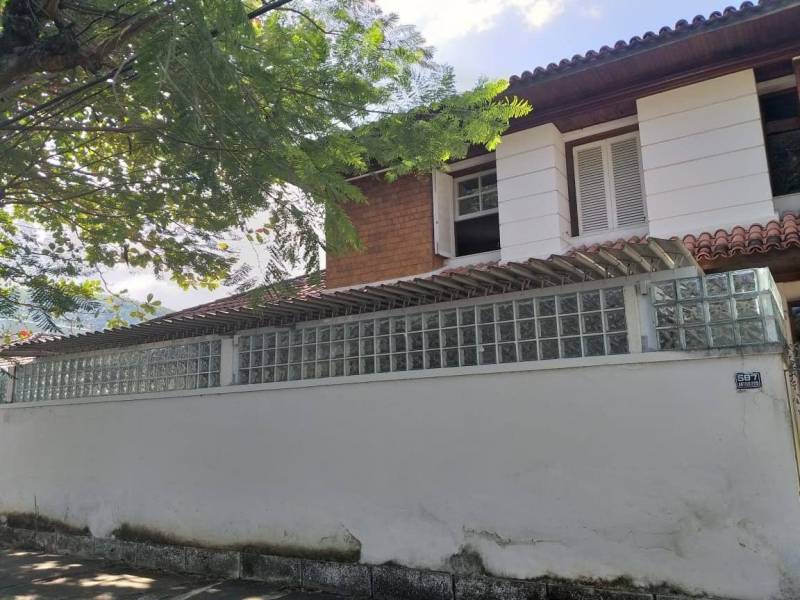 Casa à venda com 4 quartos, 250m² - Foto 2