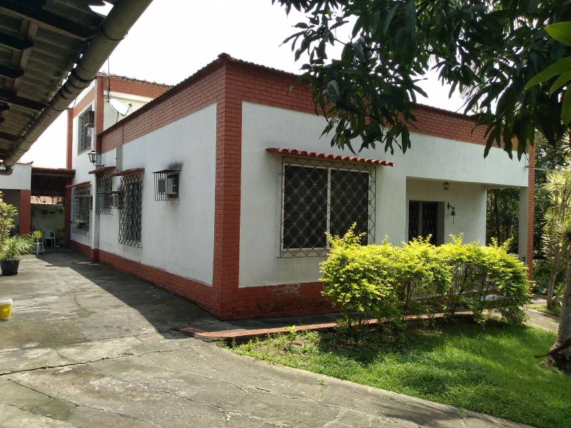 Casa à venda com 5 quartos, 384m² - Foto 1