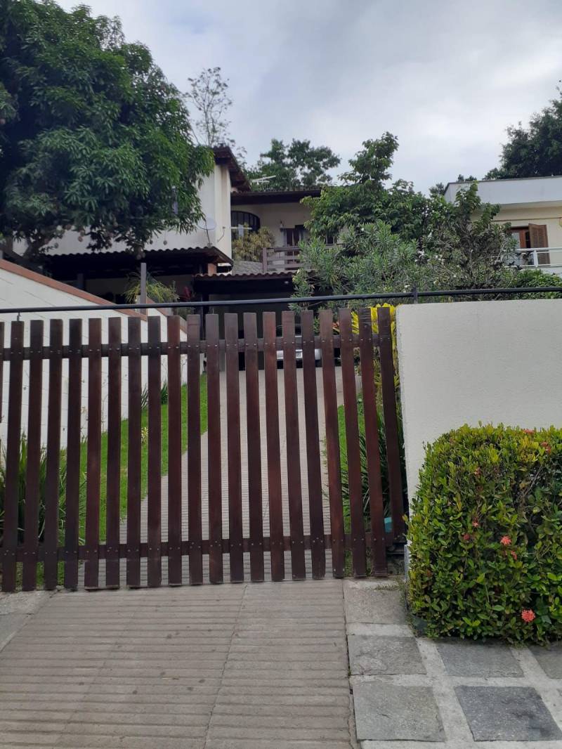 Casa de Condomínio à venda com 4 quartos, 300m² - Foto 1